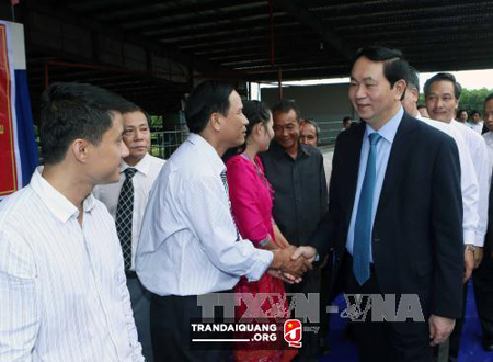 Chủ tịch nước Trần Đại Quang với cán bộ, nhân viên của Công ty TNHH Cao su Việt Lào tại huyện Pakse, tỉnh Champasak.